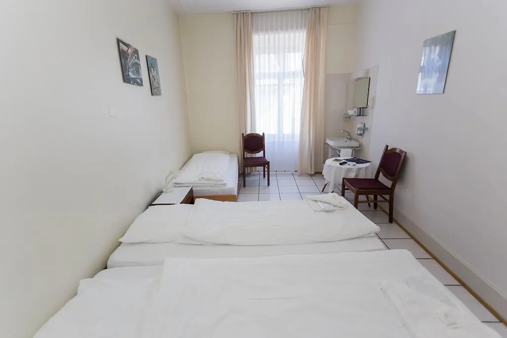 Stadthof Budget Hotel Basel City Center 3*,